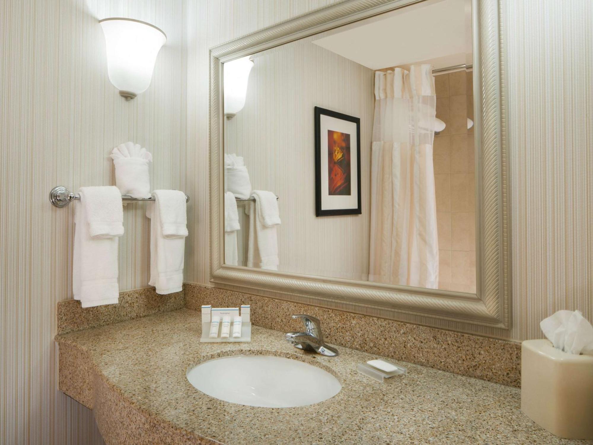 Hilton Garden Inn Virginia Beach Town Center Экстерьер фото